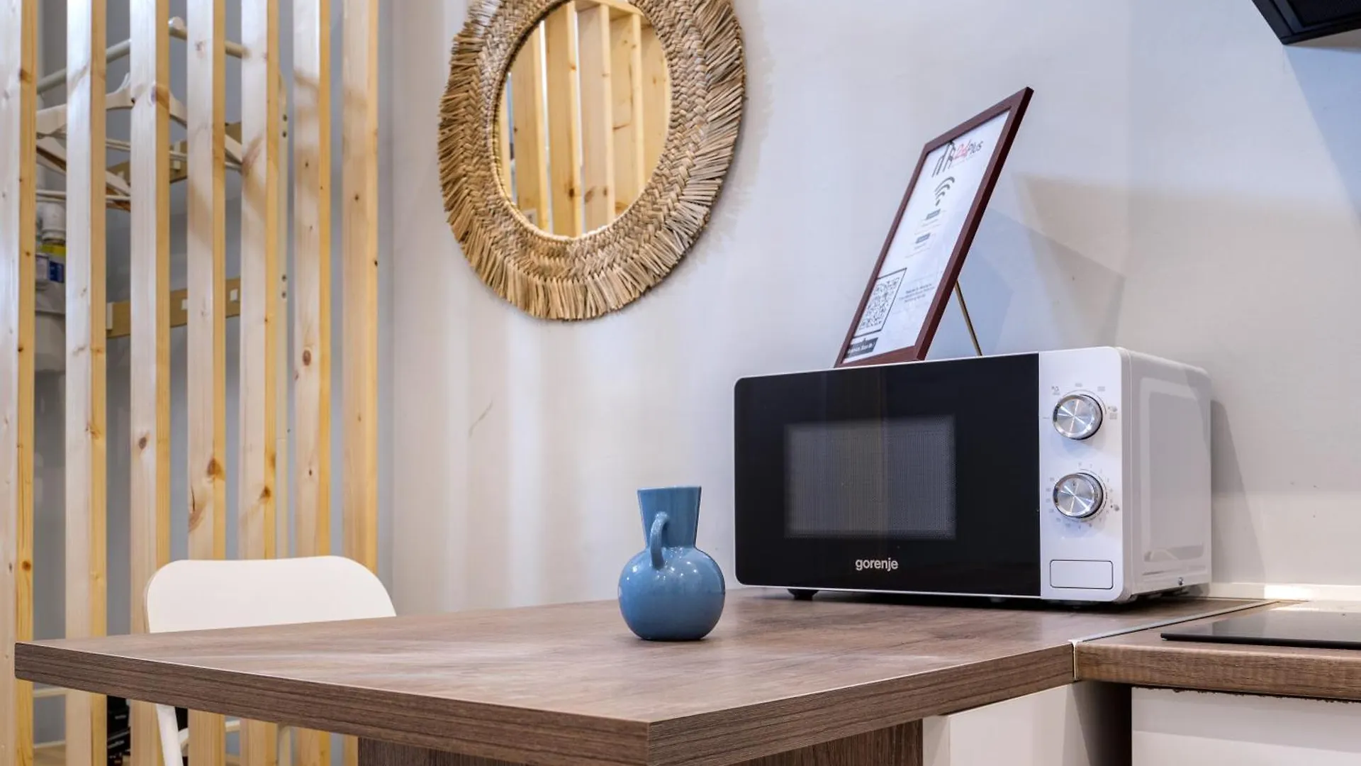 Golbarg Synagoge Apartment In Heart Of City contacts